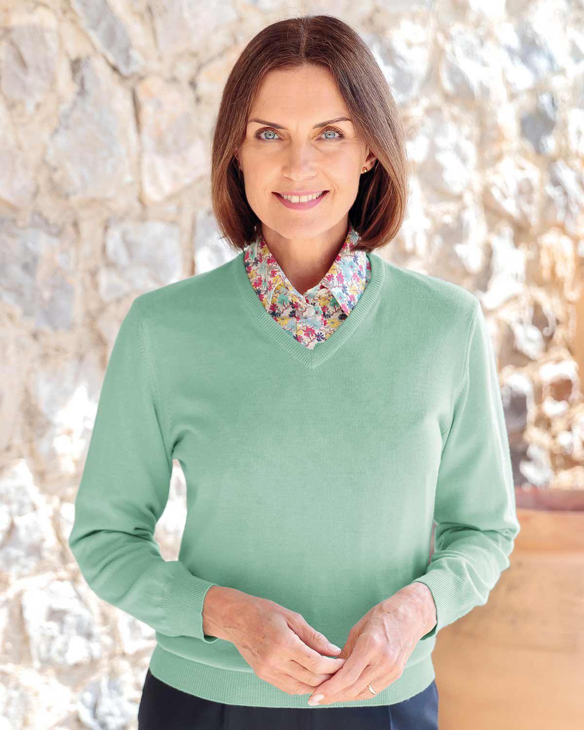 Merino V neck Sweater Ladies - Apple - Country Collection