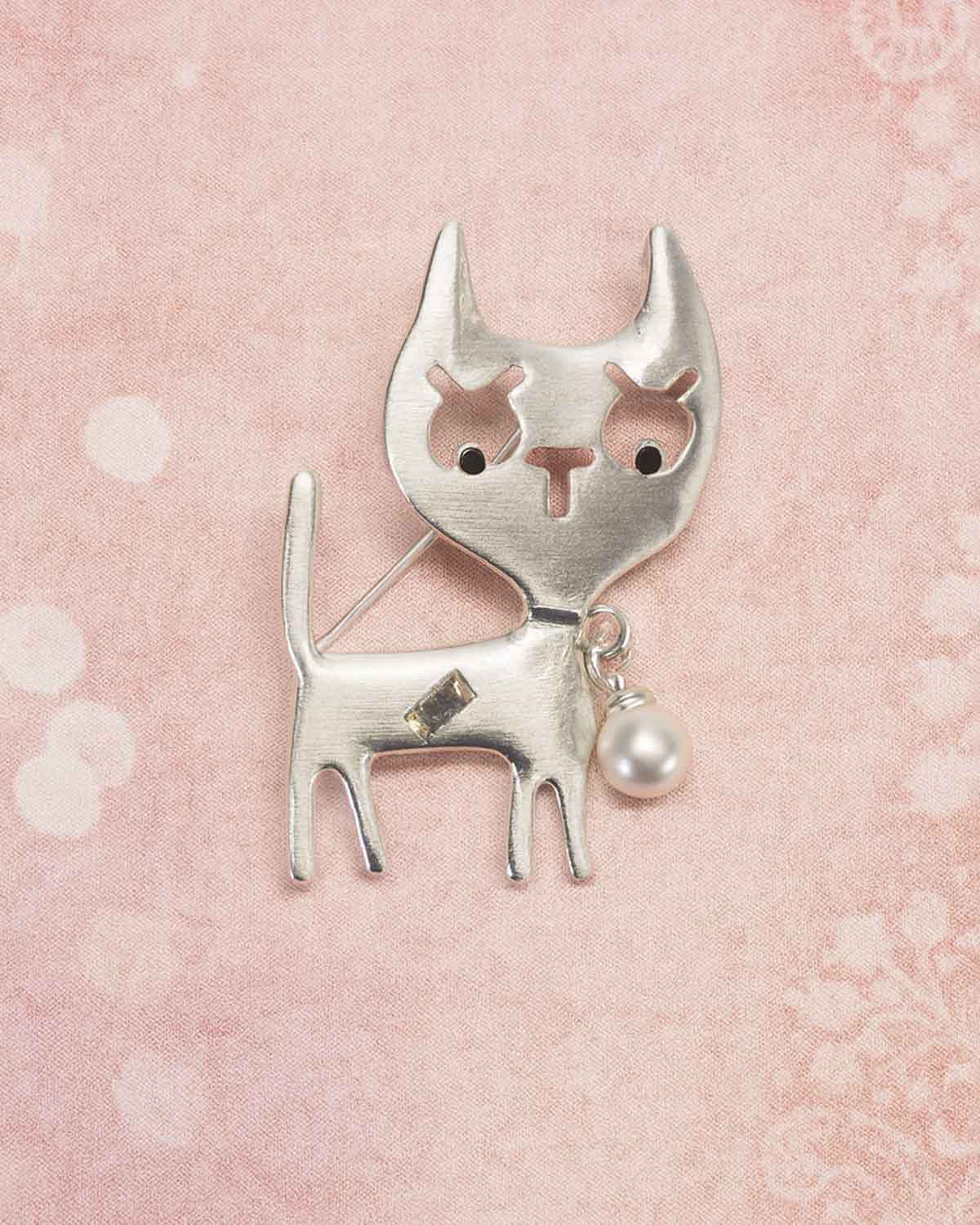 Cat Pearl & Gold Effect Brooch - Country Collection