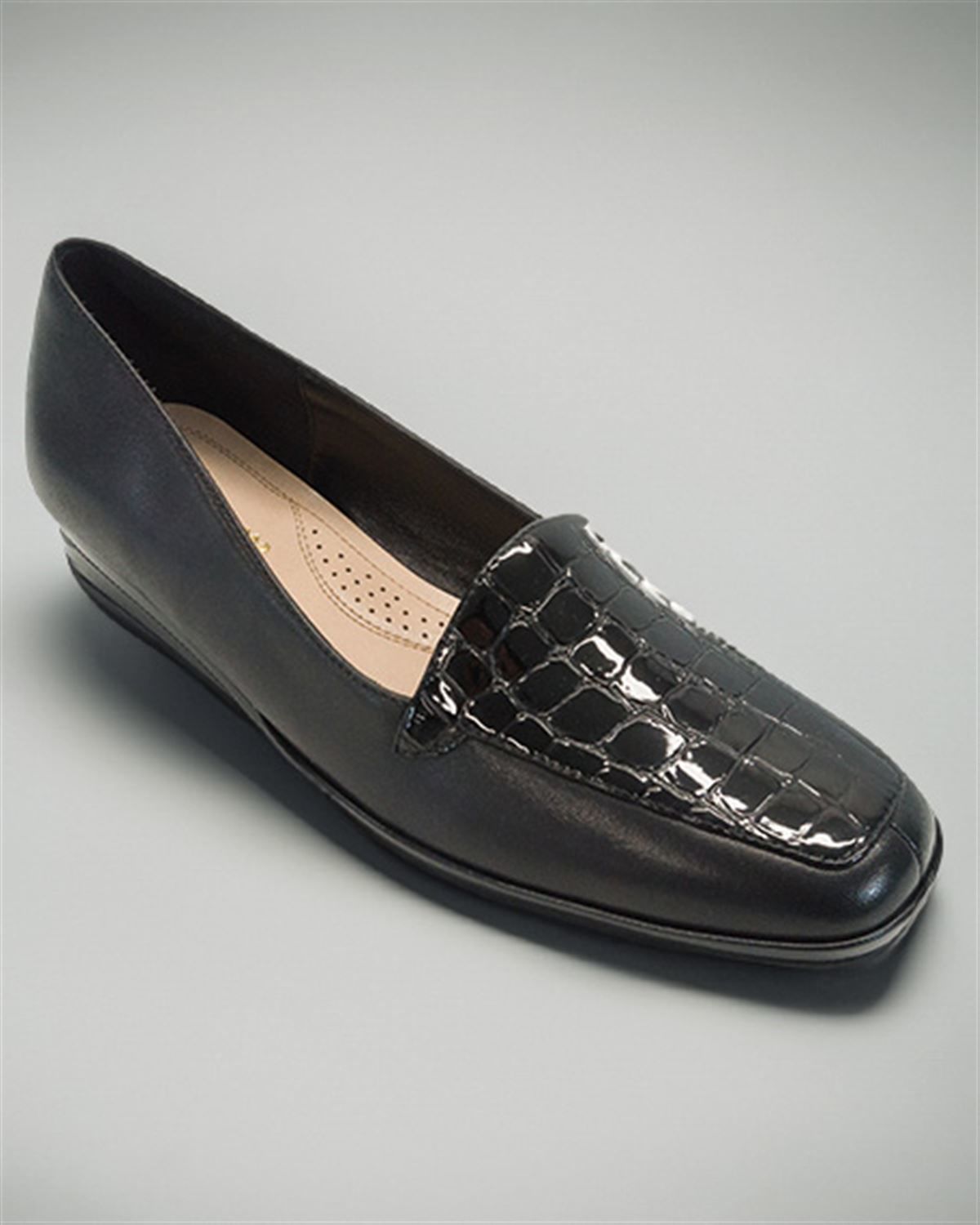 Ladies Van Dal Verona III Shoe. Distinctive leather slip on shoe