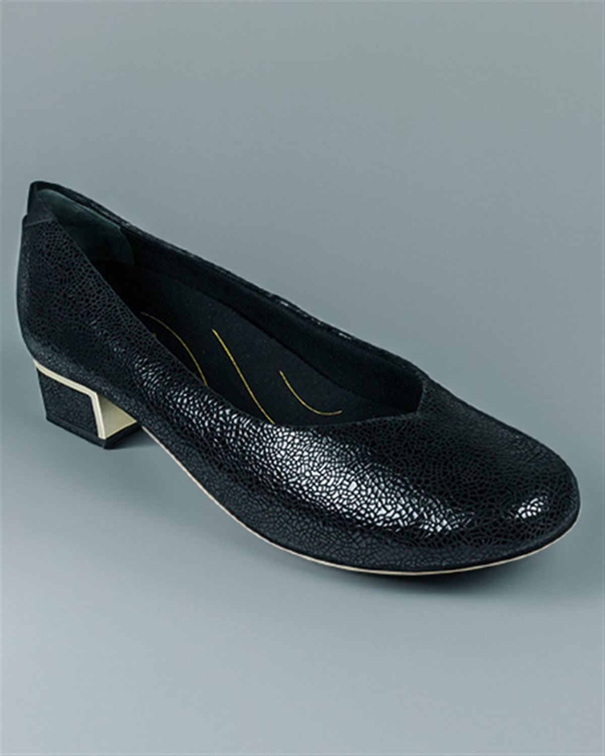 Ladies Van Dal Reece Shoe. Soft leather court shoe.
